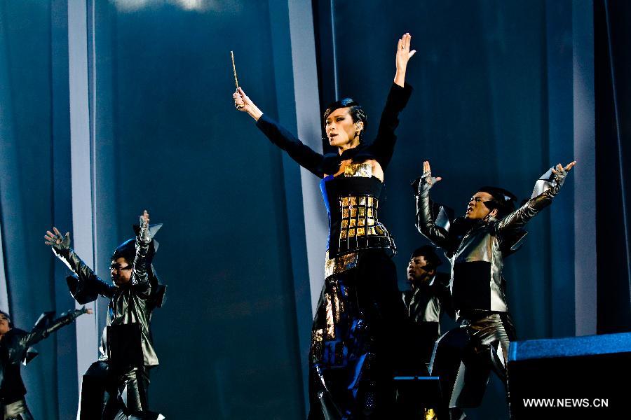 Chinese singer Li Yuchun (Chris Lee) (C) sings during her solo concert in Nanjing, capital of east China's Jiangsu Province, Nov. 24, 2012. (Xinhua/Hei Songzi)