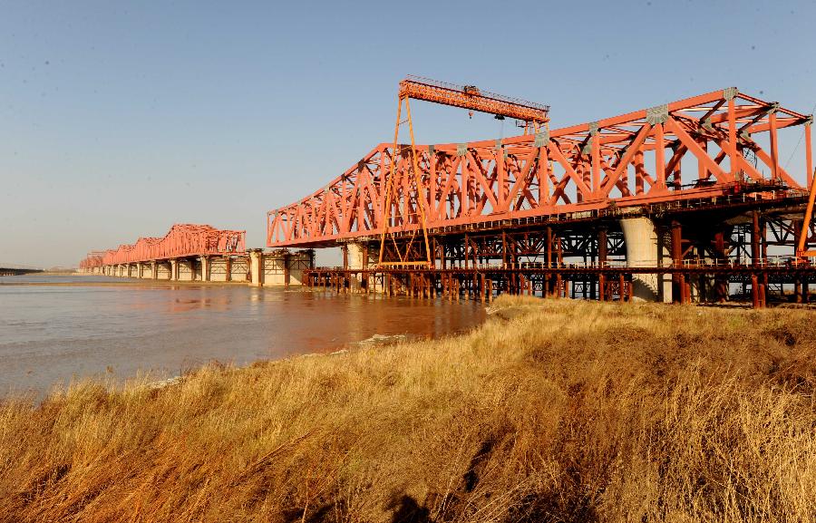 Photo taken on Nov. 26, 2012 shows the construction site of the Beijing-Guangzhou Railway bridge across the Yellow River in Zhengzhou, capital of central China's Henan Province. The bridge, which is projected to be completed by the end of 2013, is the 6th Yellow River bridge planned to be built in Zhengzhou. (Xinhua/Zhu Xiang)