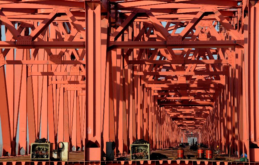 Photo taken on Nov. 26, 2012 shows the construction site of the Beijing-Guangzhou Railway bridge across the Yellow River in Zhengzhou, capital of central China's Henan Province. The bridge, which is projected to be completed by the end of 2013, is the 6th Yellow River bridge planned to be built in Zhengzhou. (Xinhua/Zhu Xiang) 