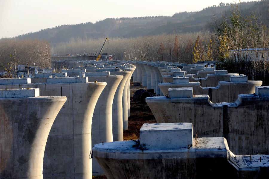 Photo taken on Nov. 26, 2012 shows the construction site of the Beijing-Guangzhou Railway bridge across the Yellow River in Zhengzhou, capital of central China's Henan Province. The bridge, which is projected to be completed by the end of 2013, is the 6th Yellow River bridge planned to be built in Zhengzhou. (Xinhua/Zhu Xiang) 