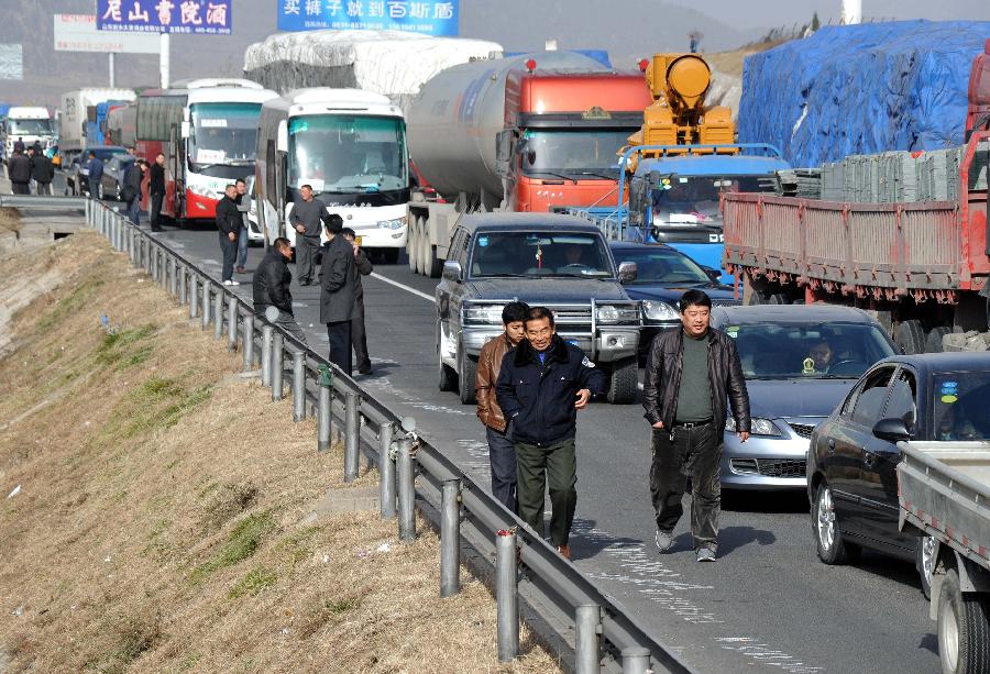 Traffic jam is seen on the Jingtai Highway in Jinan, east China's Shandong Province, Nov. 26, 2012. Several traffic accidents happened on the highway and caused a traffic jam on Monday. (Xinhua/Xu Suhui) 