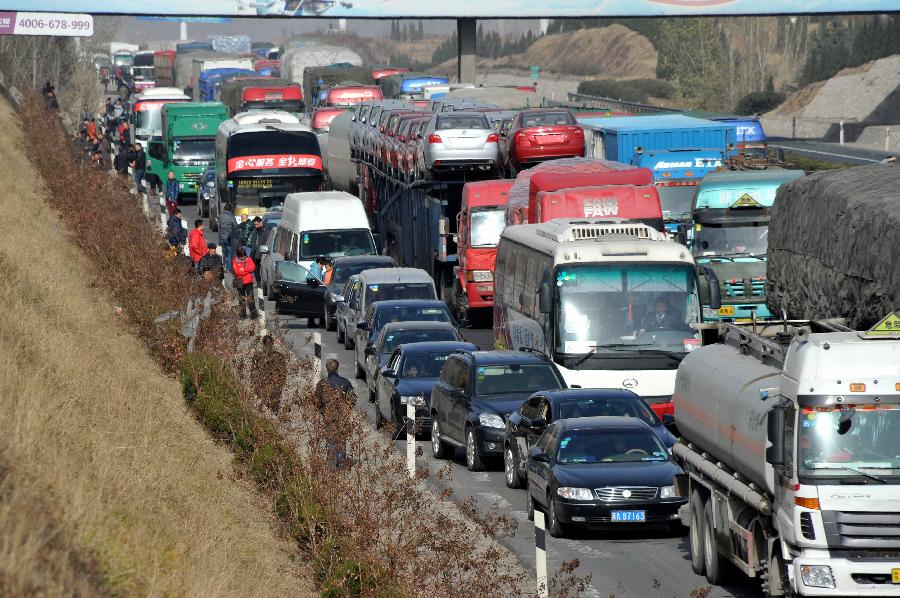 Traffic jam is seen on the Jingtai Highway in Jinan, east China's Shandong Province, Nov. 26, 2012. Several traffic accidents happened on the highway and caused a traffic jam on Monday. (Xinhua/Xu Suhui) 