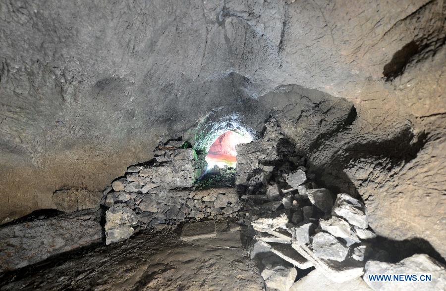 Photo taken on Nov. 26, 2012 shows the interior scene at the Xianren Cave in Dayuan Township of Wannian County, east China's Jiangxi Province. Xianren Cave is the location for historically important finds of prehistoric pottery sherds and rice remains. (Xinhua/Zhou Ke) 