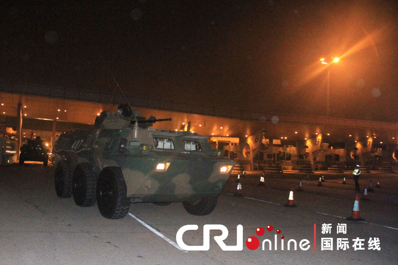 An armed vehicle of the Chinese People's Liberation Army (PLA) arrives at the Lok Ma Chau checkpoint for troop rotation in Hong Kong, south China, Nov. 25, 2012. (CRI Online)