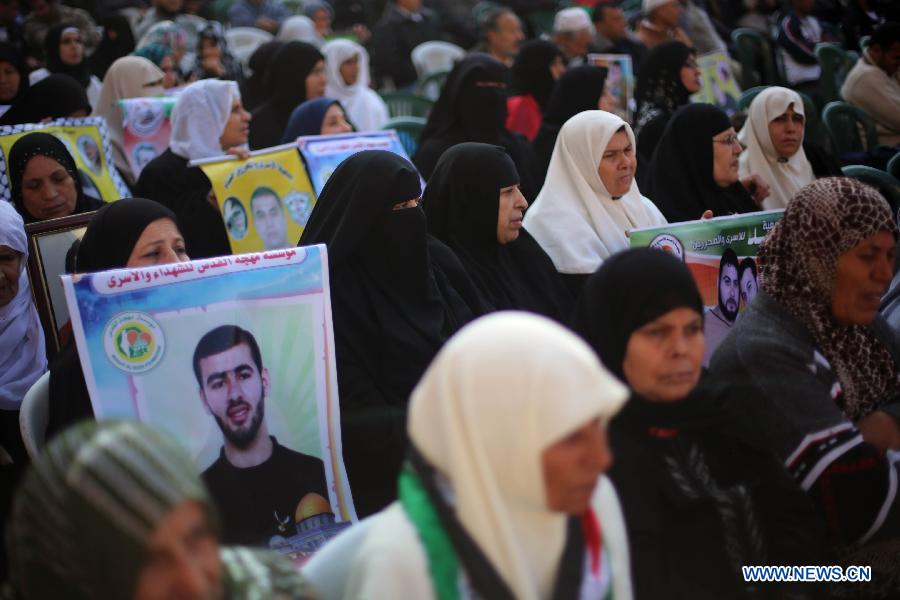 Palestinian women hold posters of Palestinian prisoners during a protest calling for the release of them from Israeli jails and in support of prisoners on hunger strike in front of Red Cross, in Gaza city, on Nov. 26, 2012. Some 4,600 Palestinians prisoners are still in the Israeli prisons. (Xinhua/Wissam Nassar)