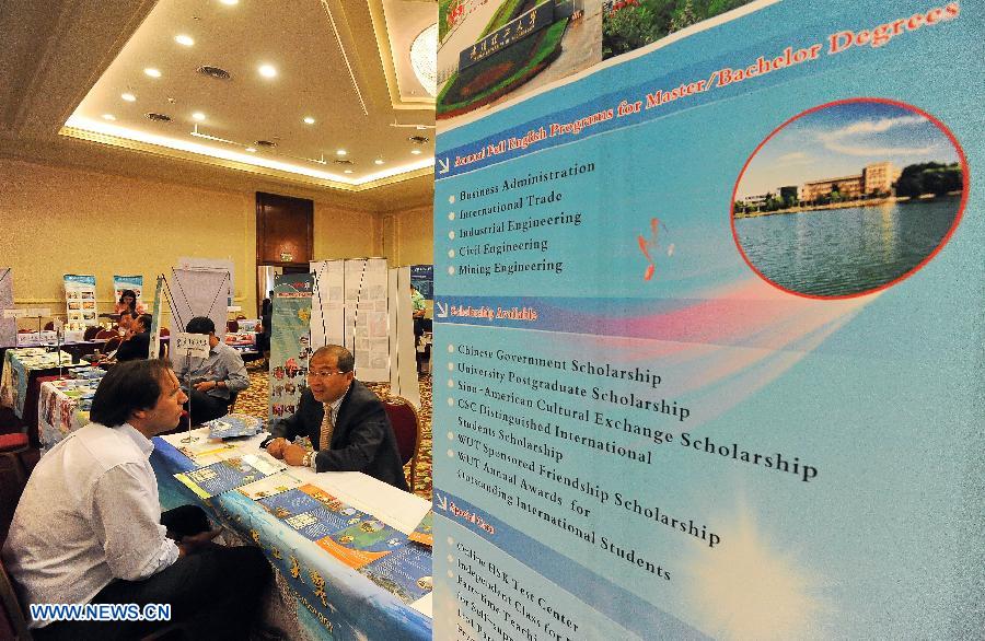 Exhibitors attend the "Chinese Universities Expo", held by the Chinese Embassy and the China Scholarship Council joint with the Chile's National Commission for Scientific and Technological Research (CONICYT), in Santiago, capital of Chile, on Nov. 26, 2012. The expo is held with the participation of 47 Chinese universities that will show their academic offerings and seek promote the interests of Chileans to study in China. (Xinhua/Jorge Villegas) 