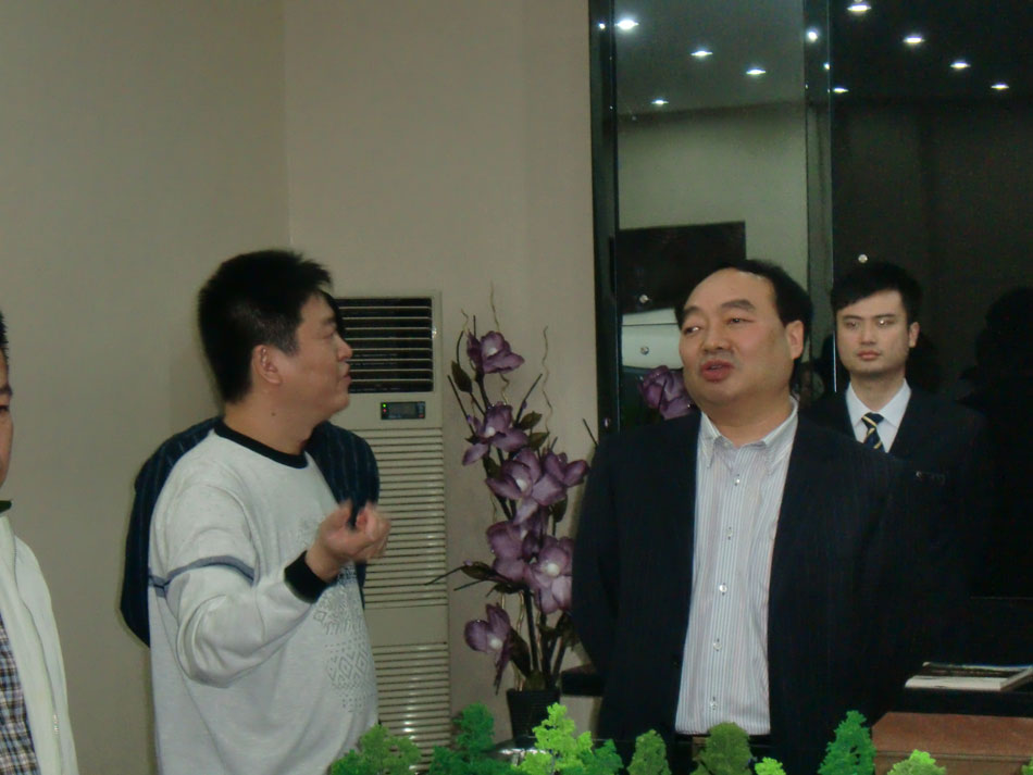 Lei Zhengfu visits a company in Chongqing on Oct. 2010. (Xinhua)