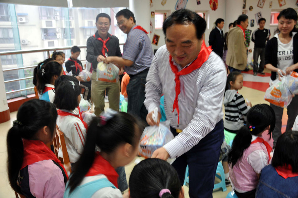 Lei Zhengfu at work. (Xinhua)