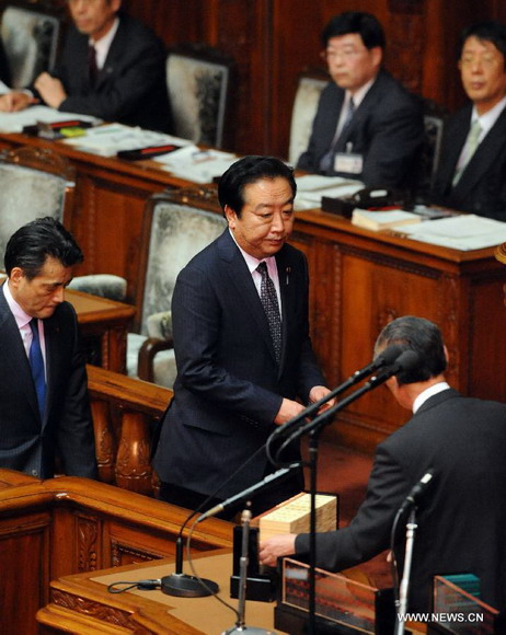 Japan's Prime Minister Yoshihiko Noda (C) votes during a lower house plenary session in Tokyo, June 26, 2012. Japan's House of Representatives on Tuesday passed the controversial tax bills which were supported by Prime Minister Yoshihiko Noda but were opposed by a group of democrats. (Xinhua/Ma Ping) 