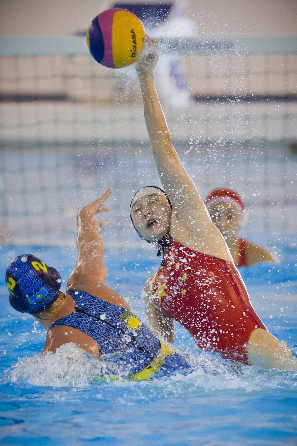 During the Ninth Asian Swimming Championships held on Nov. 25 in Dubai, the United Arab Emirates, China women's water polo team won the championship at 13 to 8.(Xinhua Photo)