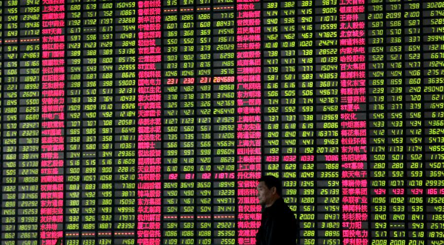An investor is seen in front of an electronic board showing stock information at a stock trading hall in Shanghai, east China, Nov. 27, 2012. Chinese stocks continued to fall Tuesday, with the benchmark Shanghai Composite Index dipping 1.3 percent, or 26.3 points, to end at 1,991.17, the lowest level since February 2009. The Shenzhen Component Index closed at 7,936.74, down 79.33 points, or 0.99 percent. (Xinhua)