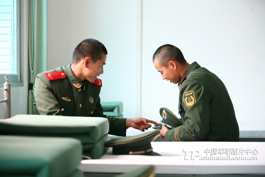 The veterans of the Guizhou Contingent of the Chinese People's Armed Police Force (APF) are going to be discharged from active service and leave the barrack. 