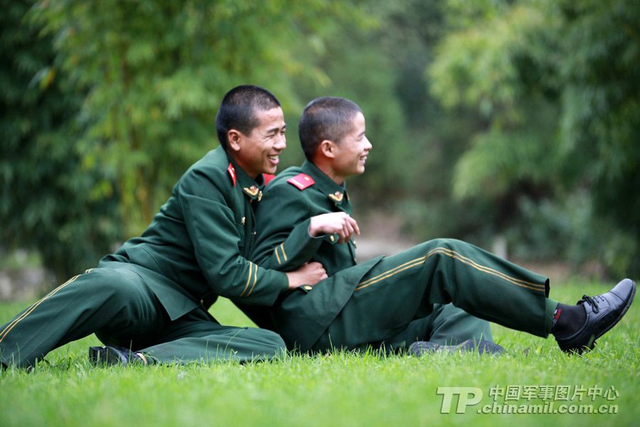 The veterans of the Guizhou Contingent of the Chinese People's Armed Police Force (APF) are going to be discharged from active service and leave the barrack. 