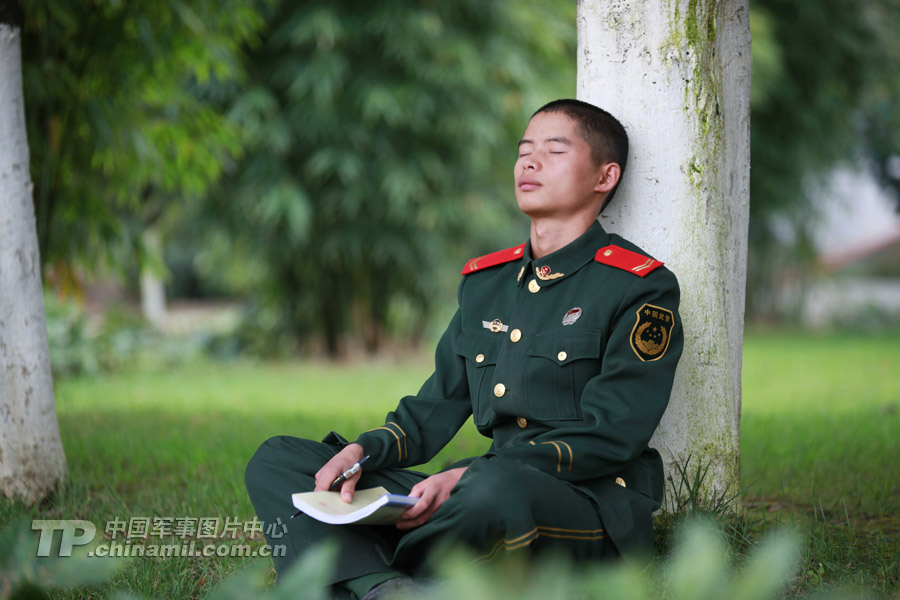 A veteran of the Guizhou Contingent of the Chinese People's Armed Police Force (APF) is going to be discharged from active service and leave the barrack.