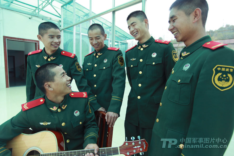The veterans of the Guizhou Contingent of the Chinese People's Armed Police Force (APF) are going to be discharged from active service and leave the barrack. 