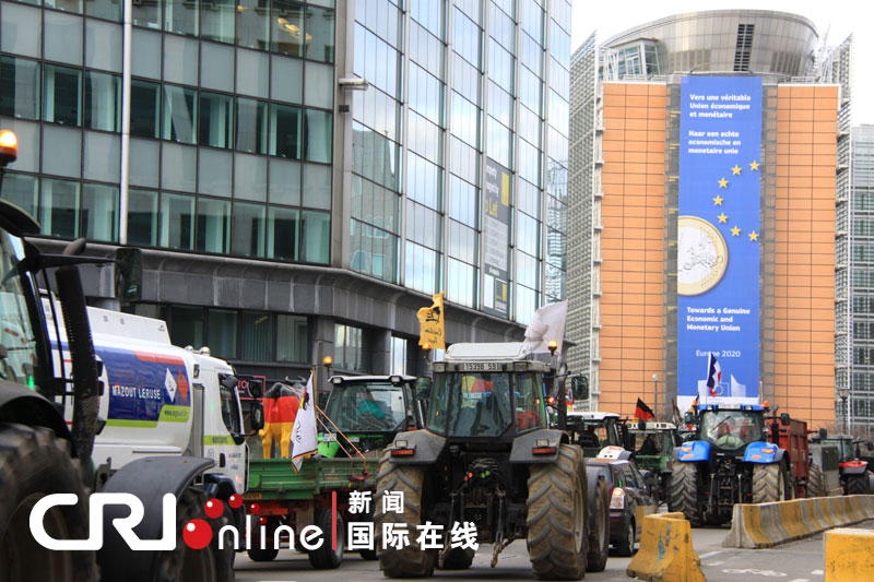 About 1,000 tractors head for the European Parliament building to protest against E.U. agricultural policies at the Place du Luxembourg in Brussels, Belgium, Nov. 26, 2012. Dairy farmers from all over Europe demonstrated in Brussels to protest against falling milk prices caused by overproduction in the continent. (Photo/CRI Online)