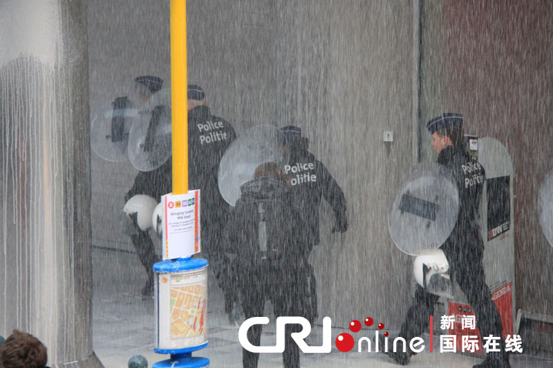 The fully-armed riot police are seen in a protest against E.U. agricultural policies at the Place du Luxembourg in Brussels, Belgium, Nov. 26, 2012. Dairy farmers from all over Europe demonstrated in Brussels on Monday to protest against falling milk prices caused by overproduction in the continent. (Photo/CRI Online)