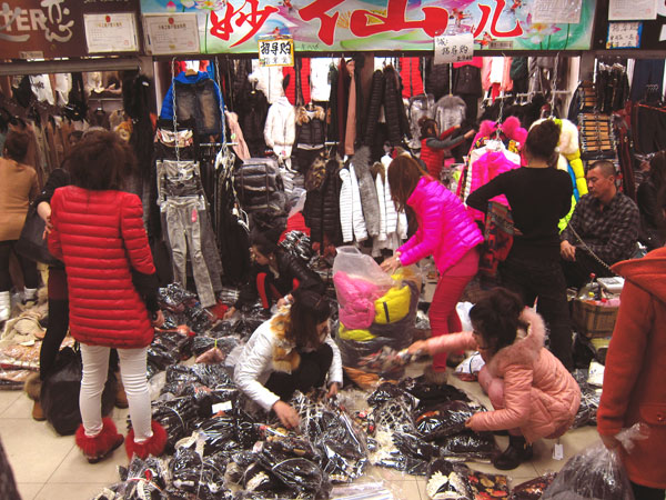 Workers try to arrange their products at the Zoo Market.(CRIENGLISH.com)