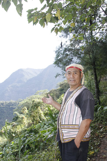 Gu Ziyong is among the earliest to open a hostel to accommodate travelers in the village. He often volunteers as a tour guide for his guests. (CRIENGLISH.com)