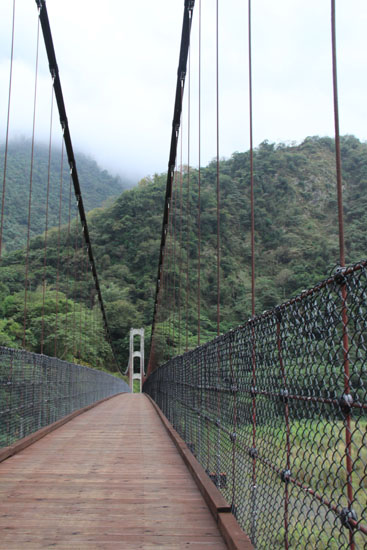 A drawbridge spans a deep water gorge in the mountains. One of the ancient traditions of the Bunun ethnic group is their intimate relationships with nature. (CRIENGLISH.com)