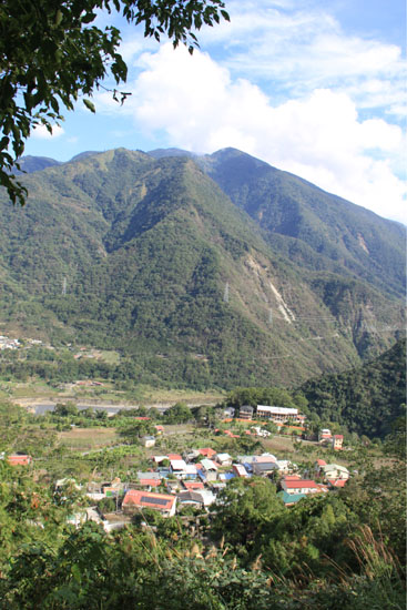 The Bunun ethnic group is one of the four largest aboriginal groups in Taiwan, and they live in the mountainous regions of the island. A delegation of CRI reporters ventured into the mountains in Nantou county in central Taiwan in search of the Bunun people's lifestyle. (CRIENGLISH.com)