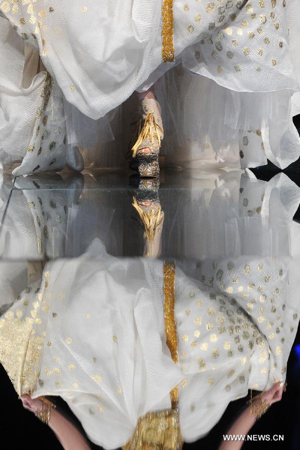 A model presents a creation by Chinese designer Guo Pei during the Asian Couture Fashion Week at Singapore's Marina Bay Sands, on Nov. 27, 2012. (Xinhua/Then Chih Wey) 