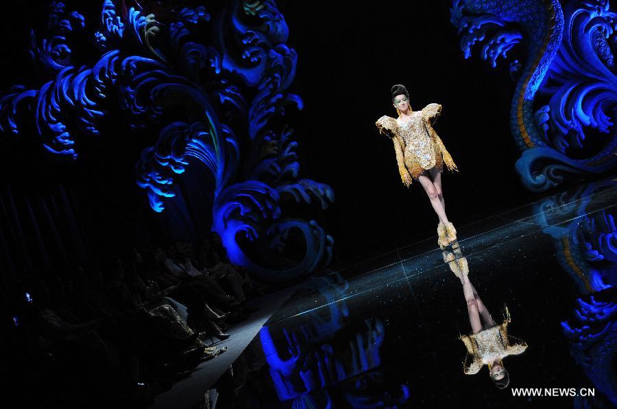 A model presents a creation by Chinese designer Guo Pei during the Asian Couture Fashion Week at Singapore's Marina Bay Sands, on Nov. 27, 2012. (Xinhua/Then Chih Wey) 