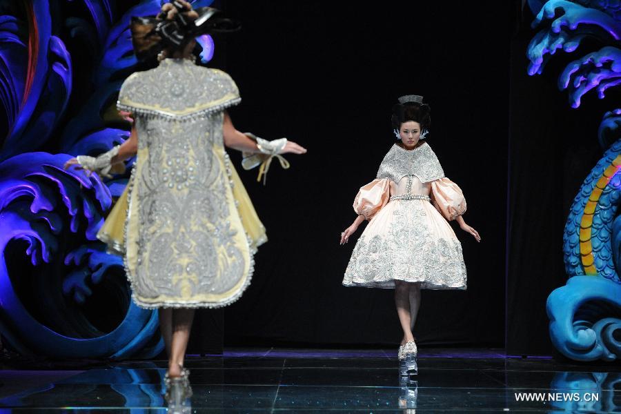 Models present creations by Chinese designer Guo Pei during the Asian Couture Fashion Week at Singapore's Marina Bay Sands, on Nov. 27, 2012. (Xinhua/Then Chih Wey) 