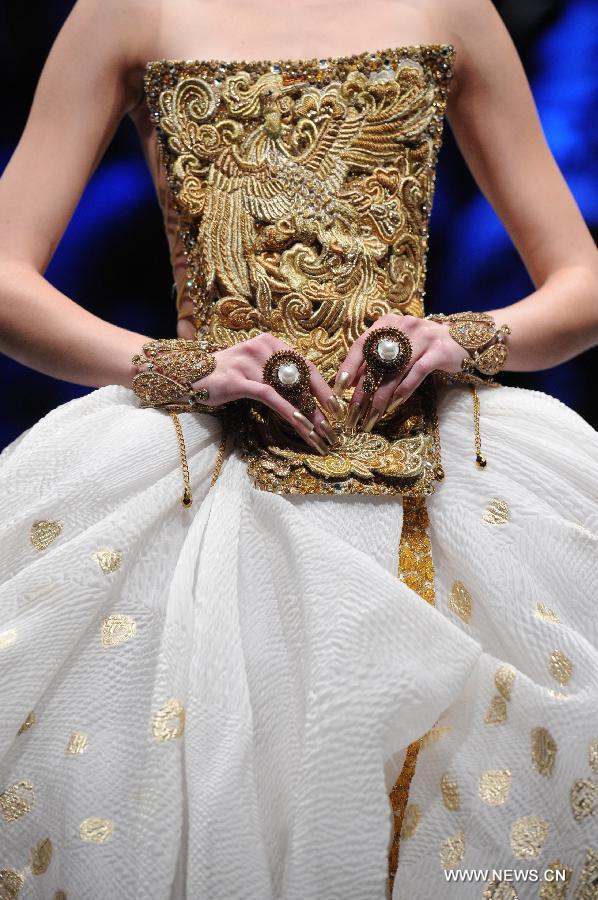 A model presents a creation by Chinese designer Guo Pei during the Asian Couture Fashion Week at Singapore's Marina Bay Sands, on Nov. 27, 2012. (Xinhua/Then Chih Wey) 