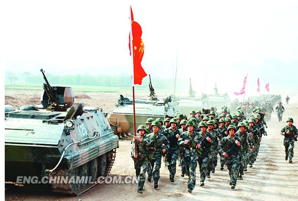 The officers and men of a mechanized infantry brigade under the Beijing Military Area Command (MAC) of the Chinese People's Liberation Army (PLA) are in long-distance raid. (chinamil.com.cn/Guo Hui)