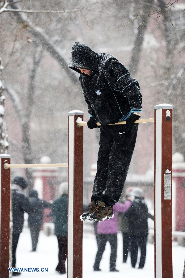 A citizen does morning exercises in snow in Harbin, capital of northeast China's Heilongjiang Province, Nov. 28, 2012. Cold air front moving eastward will sweep China's northern regions during the next few days, bringing strong winds and big temperature drops, the National Meteorological Center (NMC) forecast on Wednesday. (Xinhua/Wang Kai) 