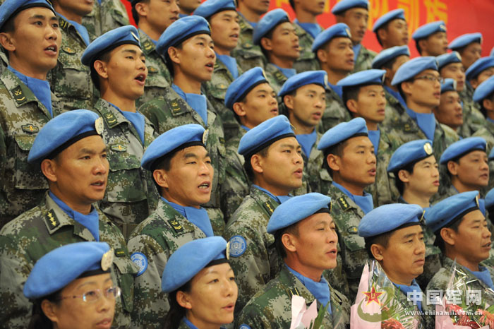 The 100 Chinese peacekeepers who are the third batch of the first Chinese peacekeeping contingent to South Sudan returning to China arrive at the Xinzheng International Airport in central China's Henan province by air on November 24, 2012. (chinamil.com.cn/Shen Dongdong)