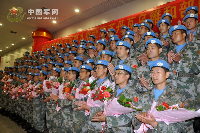 The 100 Chinese peacekeepers who are the third batch of the first Chinese peacekeeping contingent to South Sudan returning to China arrive at the Xinzheng International Airport in central China's Henan province by air on November 24, 2012. (chinamil.com.cn/Shen Dongdong)