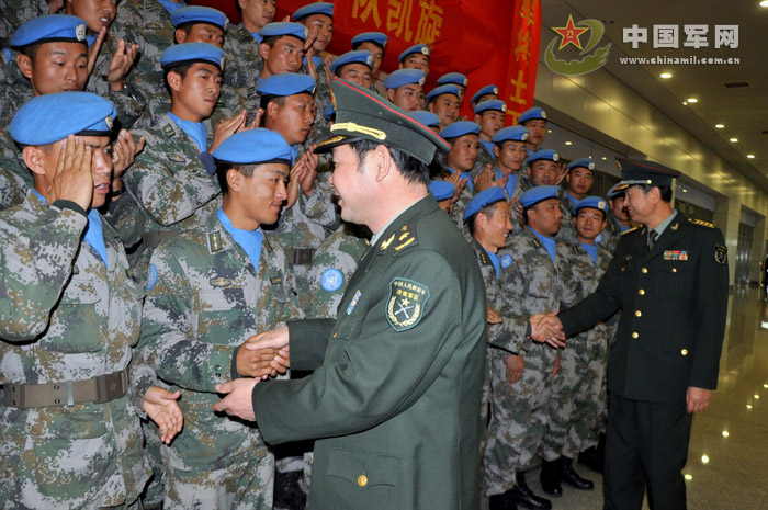 The 100 Chinese peacekeepers who are the third batch of the first Chinese peacekeeping contingent to South Sudan returning to China arrive at the Xinzheng International Airport in central China's Henan province by air on November 24, 2012. (chinamil.com.cn/Shen Dongdong)