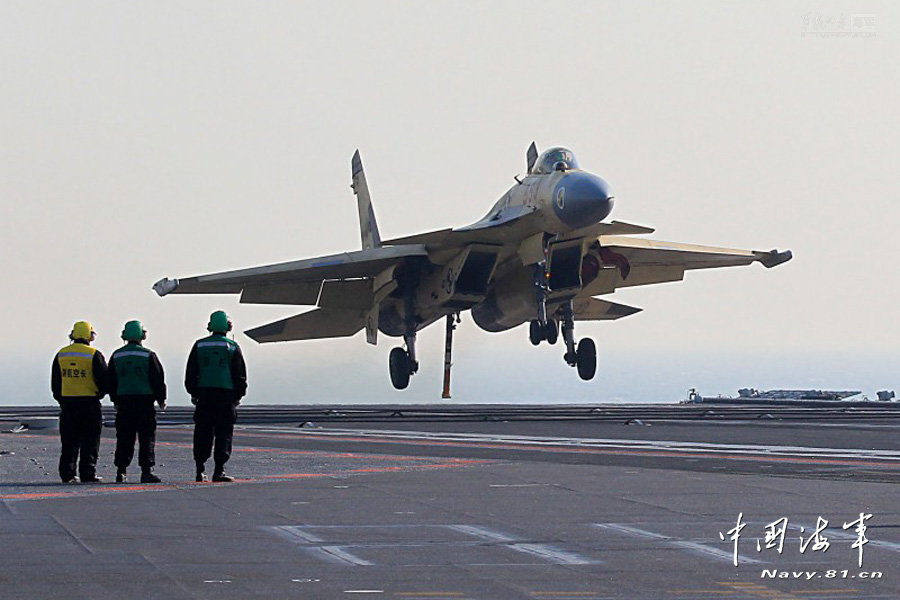 Photo shows carrier-borne J-15 fighter jet. (Navy. 81.cn/ Li Tang)