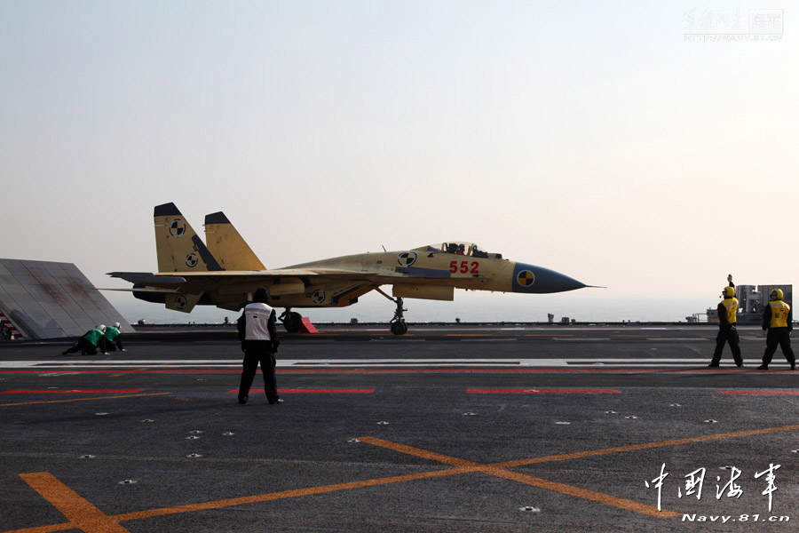 Photo shows carrier-borne J-15 fighter jet. (Navy. 81.cn/ Li Tang)