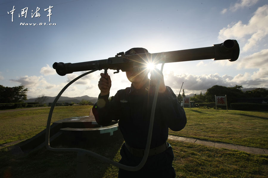 An anti-aircraft artillery regiment under the East China Sea Fleet of the Navy of the Chinese People’s Liberation Army (PLA) conducts an actual-combat training to improve its overall combat capability. (navy.81.cn /Wan Fusheng, Wu Gudong, Hu Lin)