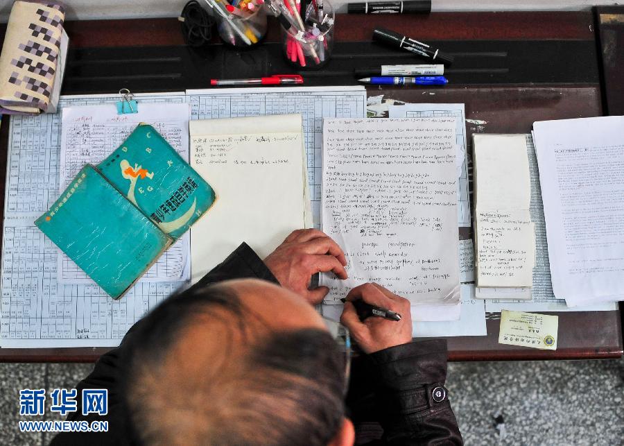 Zhang Weike learns English in his spare time in the duty room on Nov 27, 2012. (Xinhua/Zhang Chaoqun)