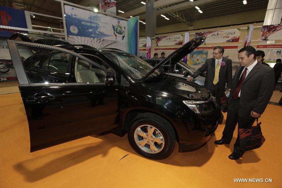 People visit the Second Chinese Trade Exhibition at the International Center for Fairs and Conventions, in San Salvador, capital of El Salvador, on Nov. 28, 2012. China organized for the second time a trade fair, in which 40 companies showed different products in three days. (Xinhua/Oscar Rivera)