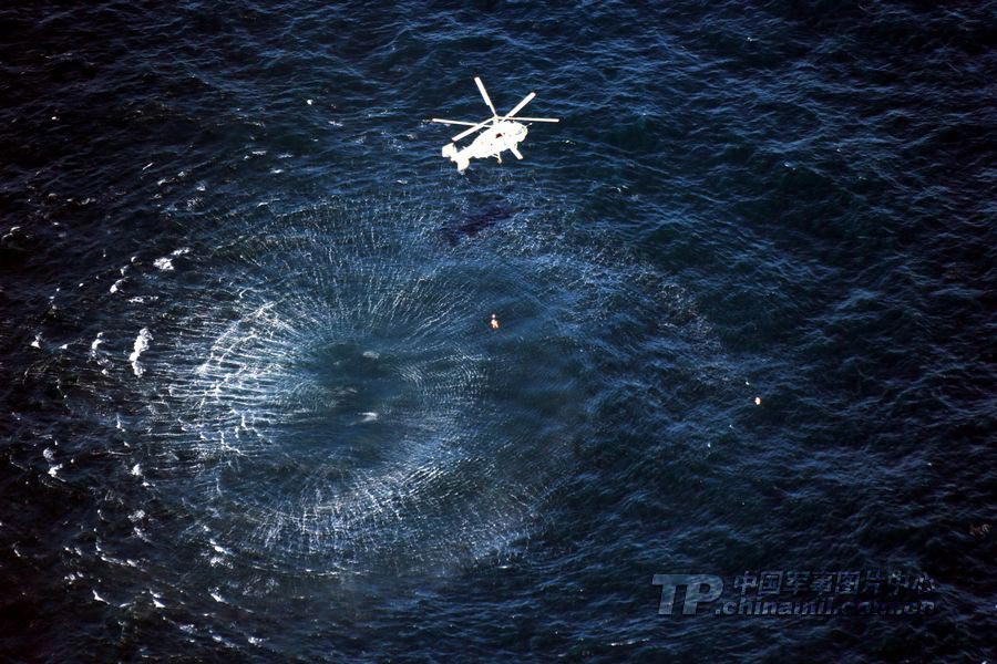 A navy helicopter rescues a drowning a fisherman. (tp.chinamil.com.cn / Zhang Lei)