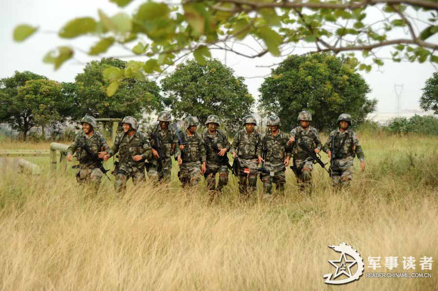 Recently, the Special Forces of the Chinese People's Liberation Army conduct a comprehensive training on the subjects of parachuting, underwater diving, shooting and information technology equipment operating. (reader.chinamil.com.cn/Xu Jungang)