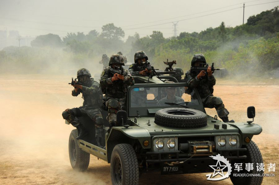 Recently, the Special Forces of the Chinese People's Liberation Army conduct a comprehensive training on the subjects of parachuting, underwater diving, shooting and information technology equipment operating. (reader.chinamil.com.cn/Xu Jungang)