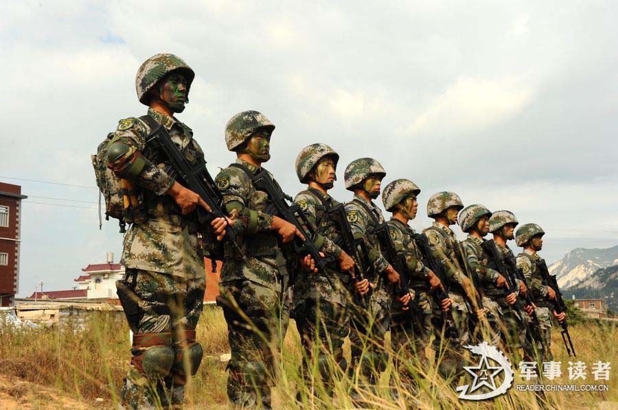 Recently, the Special Forces of the Chinese People's Liberation Army conduct a comprehensive training on the subjects of parachuting, underwater diving, shooting and information technology equipment operating. (reader.chinamil.com.cn/Xu Jungang)