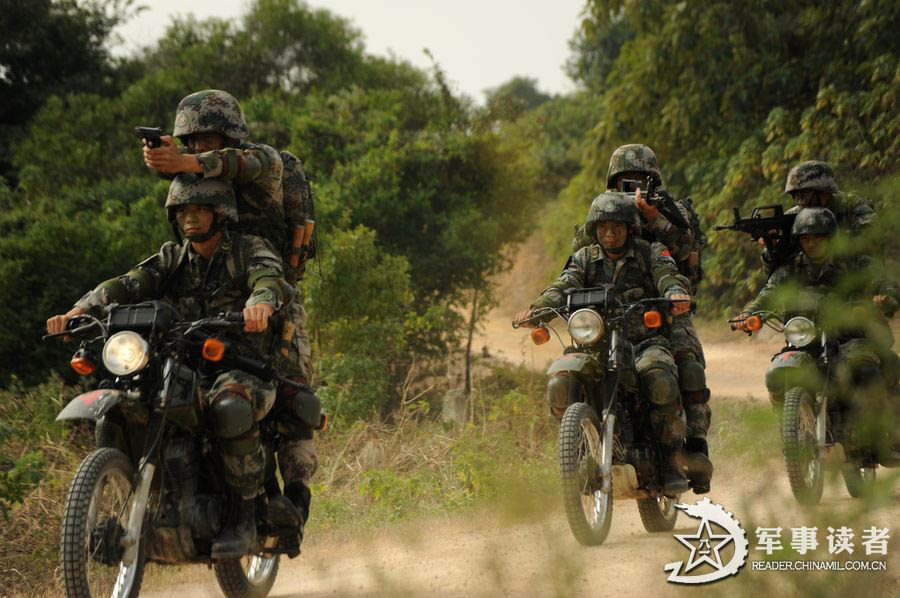 Recently, the Special Forces of the Chinese People's Liberation Army conduct a comprehensive training on the subjects of parachuting, underwater diving, shooting and information technology equipment operating. (reader.chinamil.com.cn/Xu Jungang)