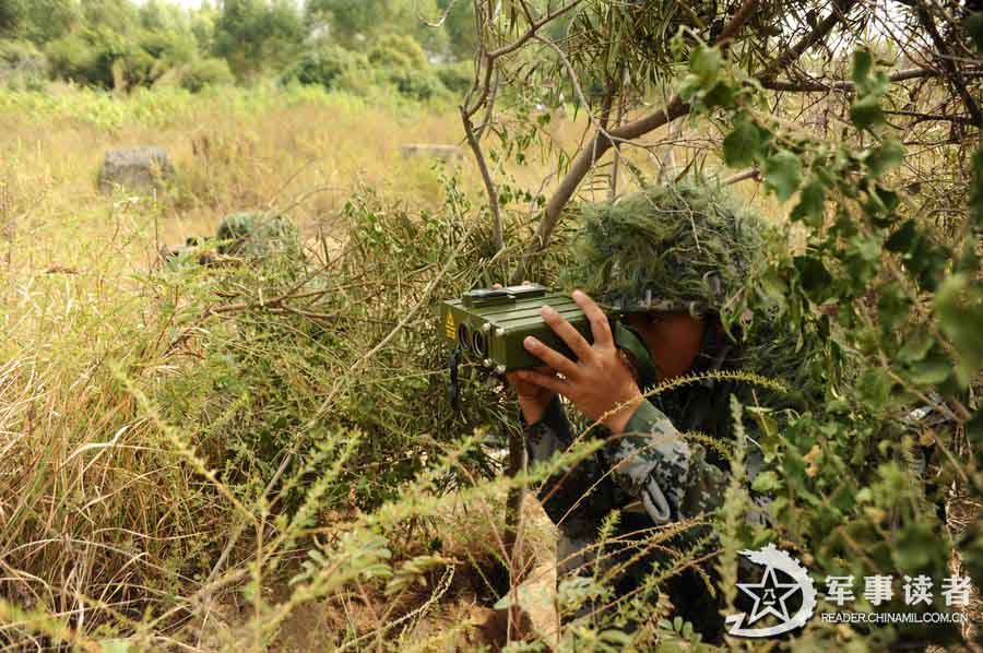 Recently, the Special Forces of the Chinese People's Liberation Army conduct a comprehensive training on the subjects of parachuting, underwater diving, shooting and information technology equipment operating. (reader.chinamil.com.cn/Xu Jungang)