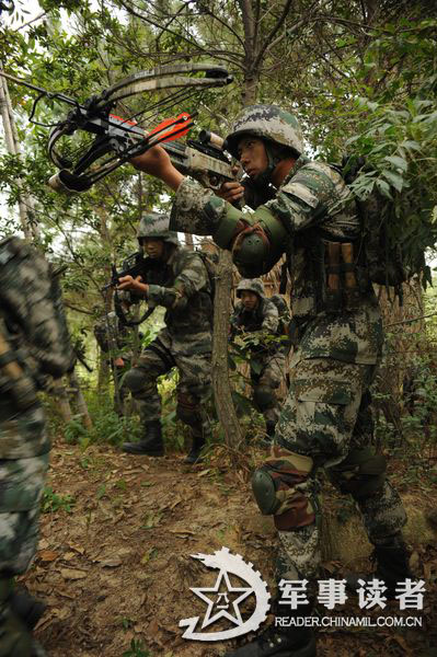 Recently, the Special Forces of the Chinese People's Liberation Army conduct a comprehensive training on the subjects of parachuting, underwater diving, shooting and information technology equipment operating. (reader.chinamil.com.cn/Xu Jungang)