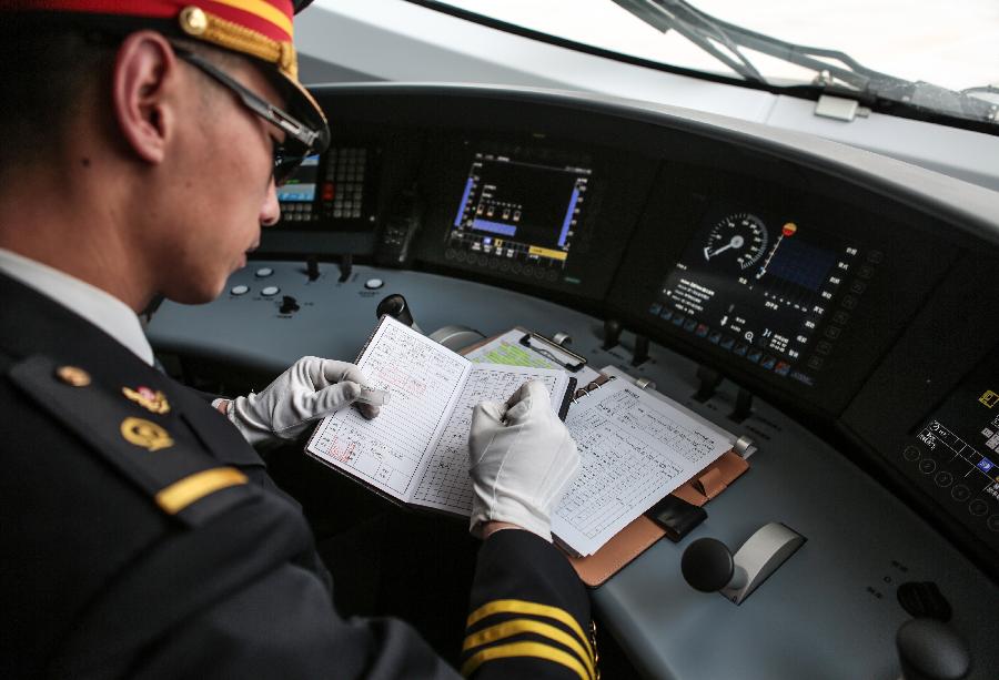 Driver works on 1st high-speed line through high-latitude regions  (2)