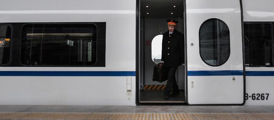 Driver works on 1st high-speed line through high-latitude regions  (6)