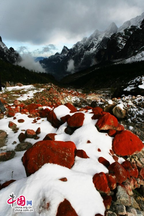 The photo shows the unique spectacle of red stones in the Hailuo Valley, at the foot of the Gongga snow-topped peak, which situates on the eastern hillside of Gongga Mountain at the eastern edge of the Qinghai-Tibetan Plateau. The red material on the stones is a kind of primitive algae. The valley is known as the "No.1 red stone rapid in the world". (China.org.cn)