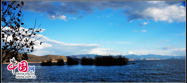 Located 22km east of Shangri-La, Yunnan Province, the Potatso National Park is known for its highland lakes and pristine forests. Bitahai Lake and Shuduhu Lake are two major parts of the park. It also features forest, marsh, valley and alpine meadow. (China.org.cn)